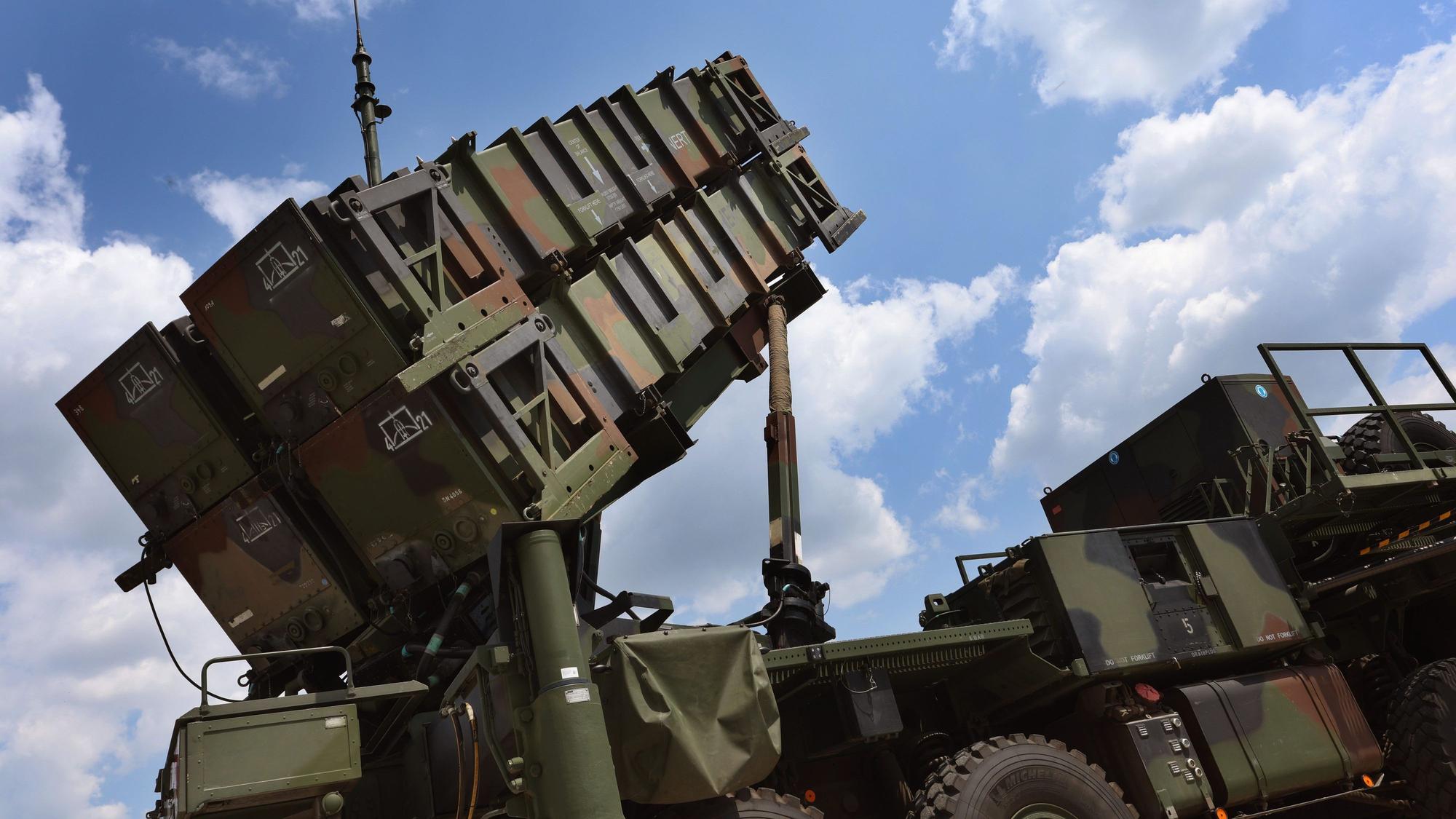 Ein Startgerät des Flugabwehrraketensystems Patriot steht beim Tag der Bundeswehr auf dem Fliegerhorst.