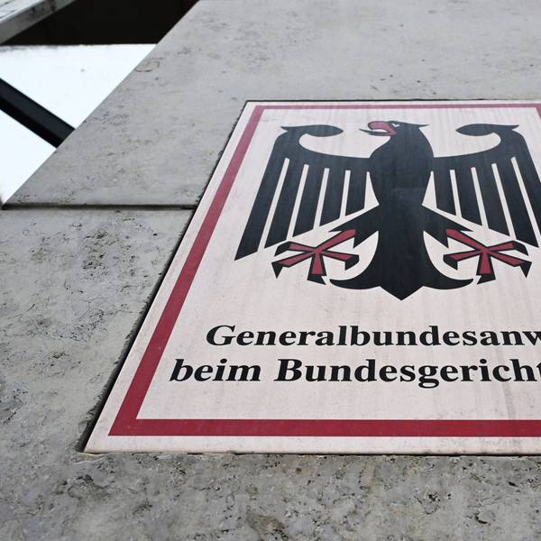 Ein Hinweisschild mit Bundesadler und dem Schriftzug „Generalbundesanwalt beim Bundesgerichtshof“ ist in Karlsruhe vor dem Bundesgerichtshof zu sehen.