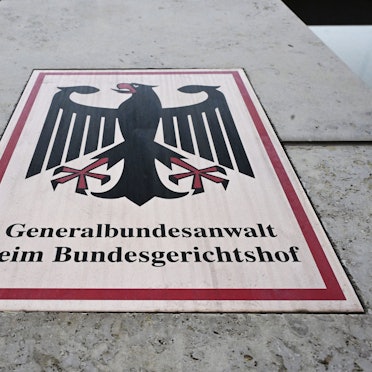 Ein Hinweisschild mit Bundesadler und dem Schriftzug „Generalbundesanwalt beim Bundesgerichtshof“, aufgenommen vor der Bundesanwaltschaft.