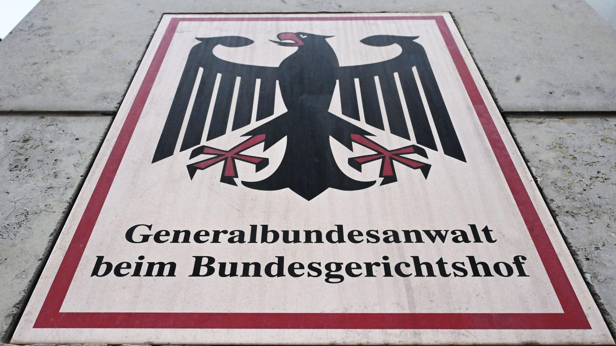 Ein Hinweisschild mit Bundesadler und dem Schriftzug „Generalbundesanwalt beim Bundesgerichtshof“ ist in Karlsruhe vor dem Bundesgerichtshof zu sehen.