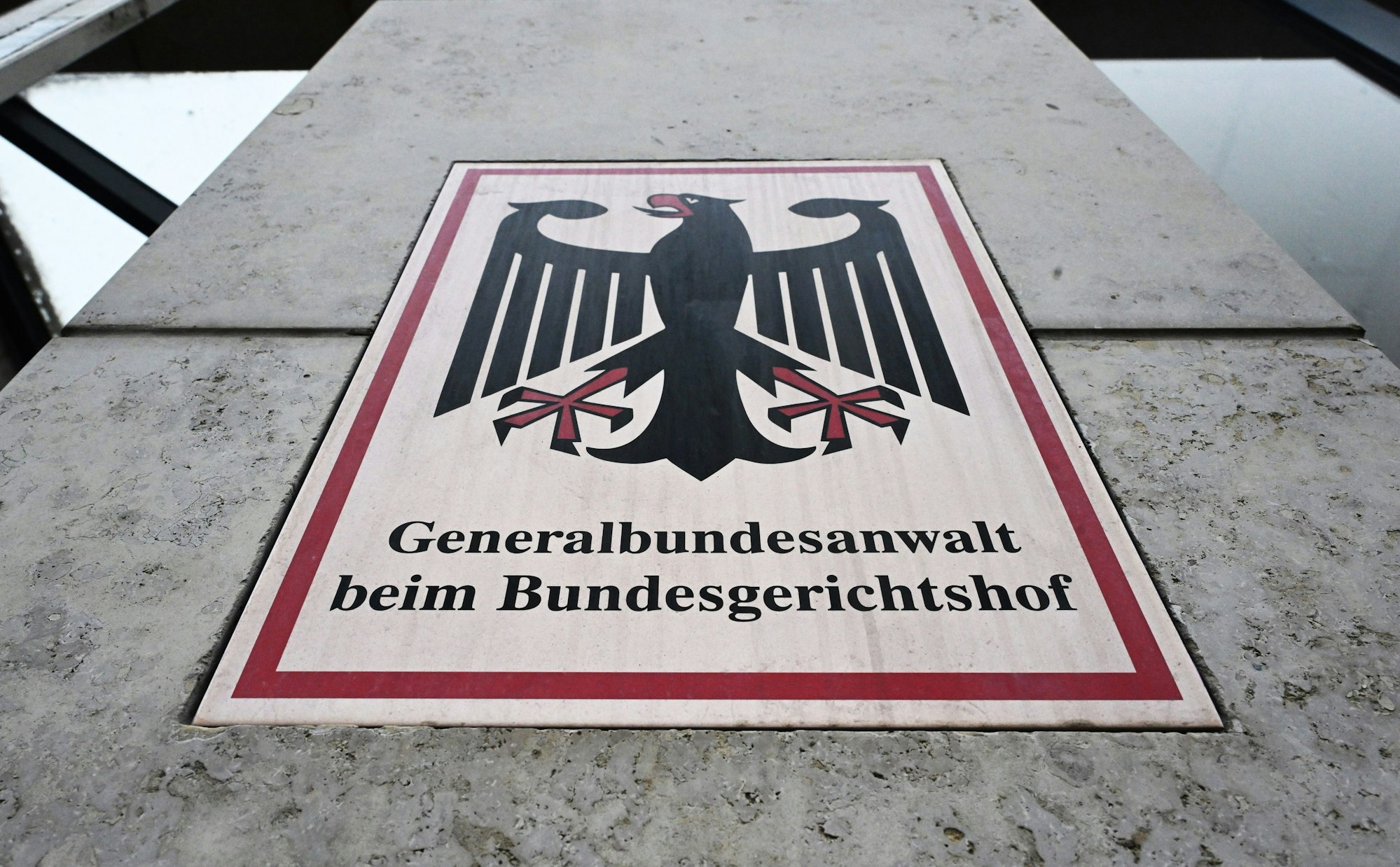 Ein Hinweisschild mit Bundesadler und dem Schriftzug „Generalbundesanwalt beim Bundesgerichtshof“, aufgenommen vor der Bundesanwaltschaft.