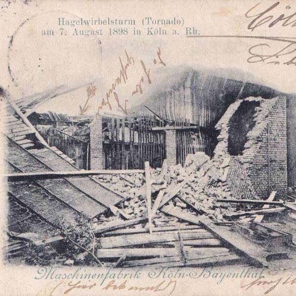 Eine Postkarte zeigt das Foto eines eingestürzten Hauses, daneben handschriftliche Anmerkungen.