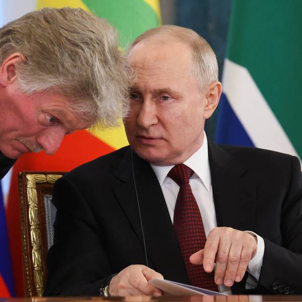 Während der russische Botschafter nach Festnahmen mutmaßlicher russischer Spione in Deutschland „keine Beweise“ sieht, gab sich Putin-Sprecher Dmitri Peskow (l.) in Moskau ahnungslos. (Archivbild)