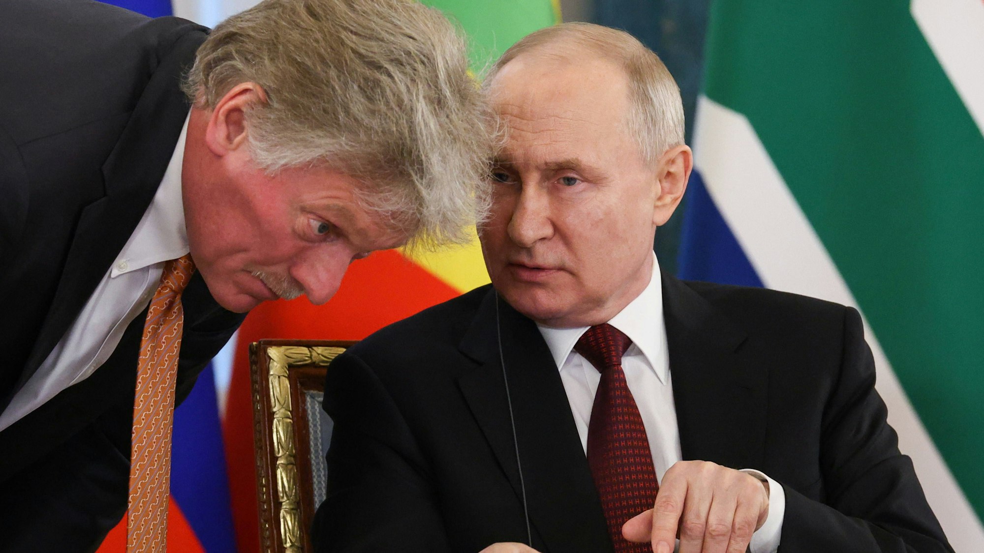 Während der russische Botschafter nach Festnahmen mutmaßlicher russischer Spione in Deutschland „keine Beweise“ sieht, gab sich Putin-Sprecher Dmitri Peskow (l.) in Moskau ahnungslos. (Archivbild)