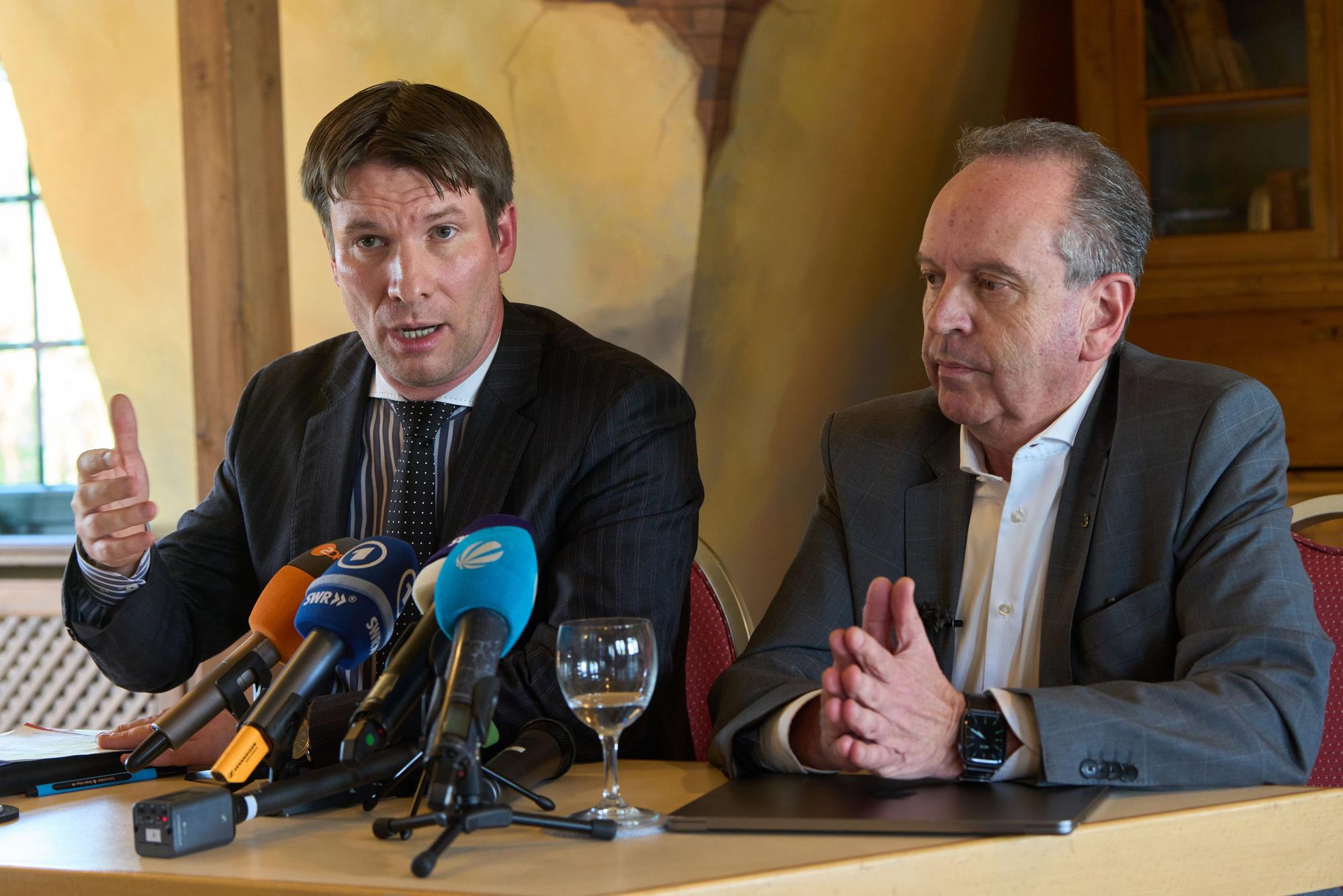Nebenklagevertreter Christian Hecken (l) und Ralph Orth, Vater eines Opfers, sprechen in einer Pressekonferenz zu den zuvor in einer Pressekonferenz vorgetragenen Ermittlungsergebnissen der Staatsanwaltschaft.