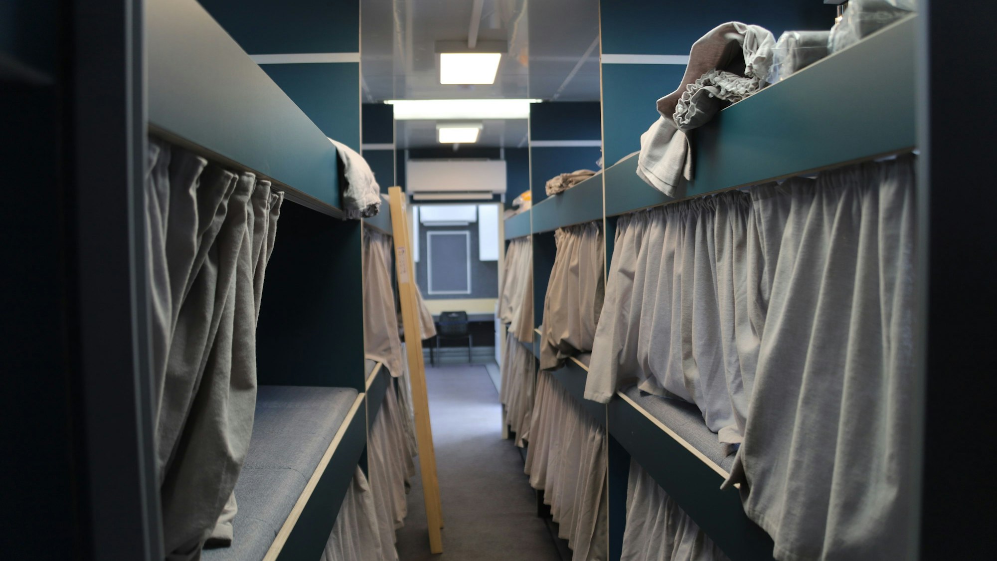 In der Ausstellung war eine Langen und seinem Team entwickelte mobile Unterkunft mit 24 Betten zu besichtigen.