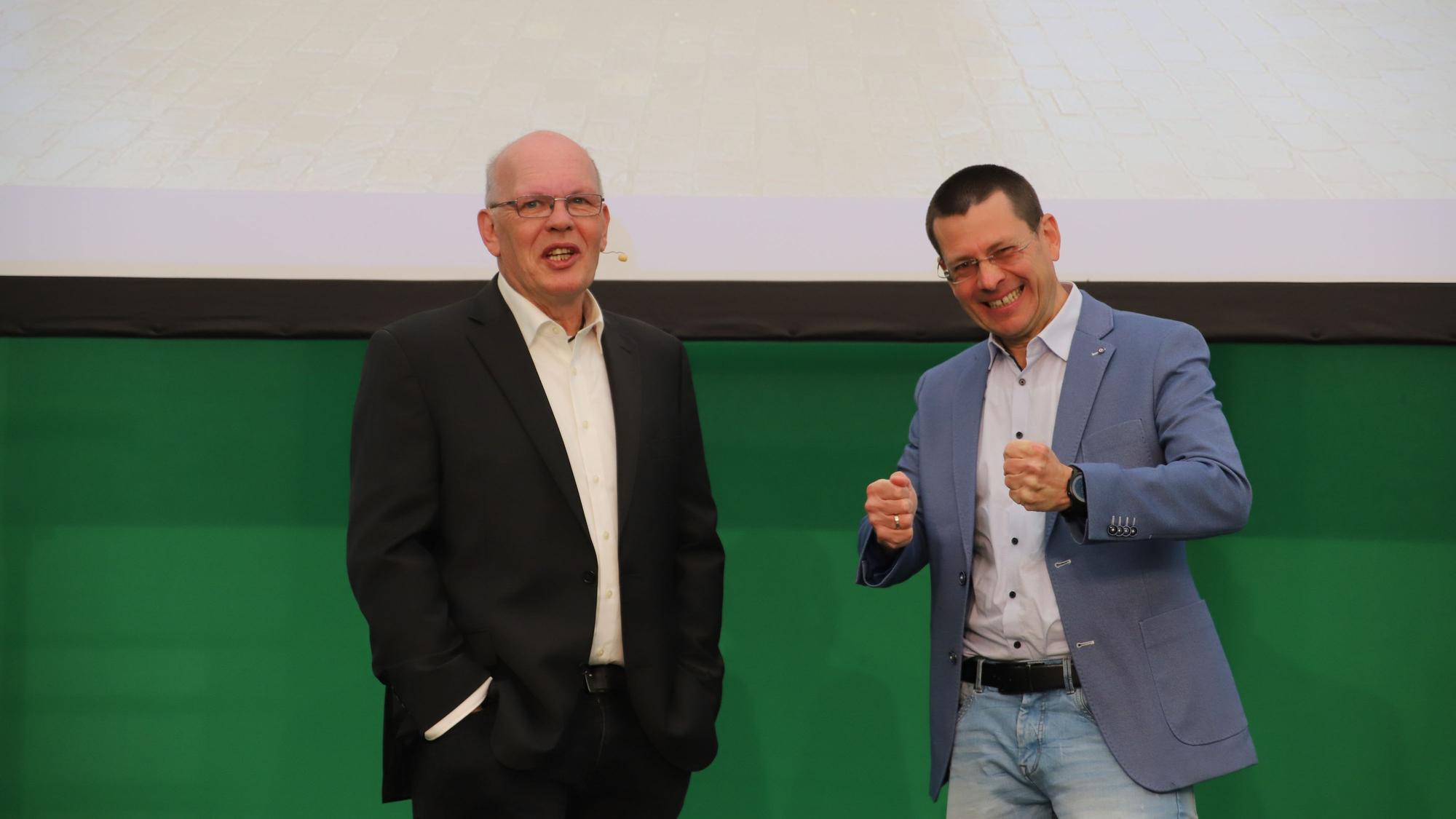 Organisator Joachim Langen (l.) und „Wetterfrosch“ Dr. Karsten Brandt von Donnerwetter kündigten Spannendes zur Meteorologie an.