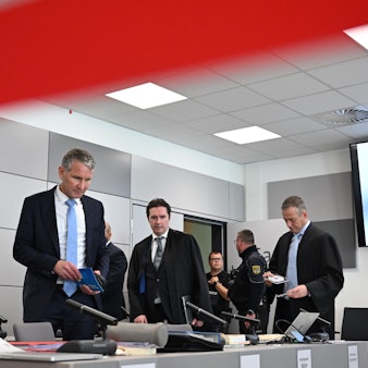 Björn Höcke (l), steht zum Ende der Pause im Gerichtssaal im Landgericht Halle.