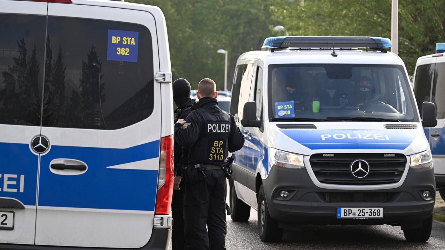 Das Bild zeigt mehrere Einsatzfahrzeuge der Polizei.
