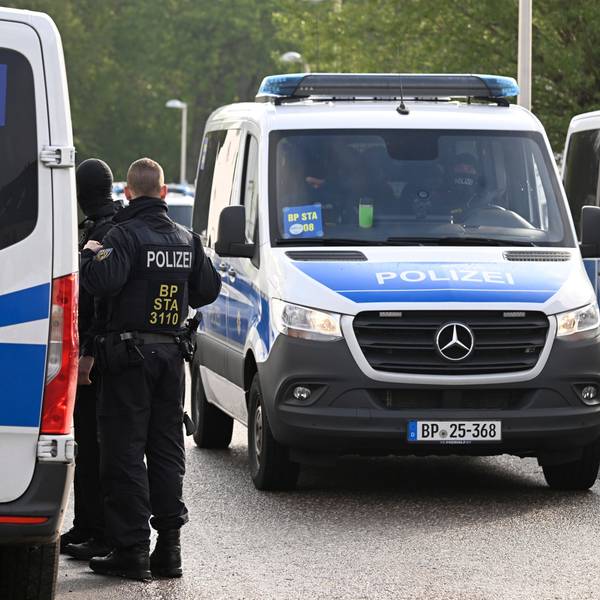 Das Bild zeigt mehrere Einsatzfahrzeuge der Polizei.
