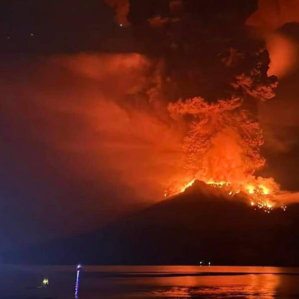 Der Vulkan Ruang auf der gleichnamigen indonesischen Insel spuckt plötzlich wieder Asche und Lava. Forscher haben Angst vor einem gewaltigen Tsunami, der weltweite Auswirkungen haben könnte.