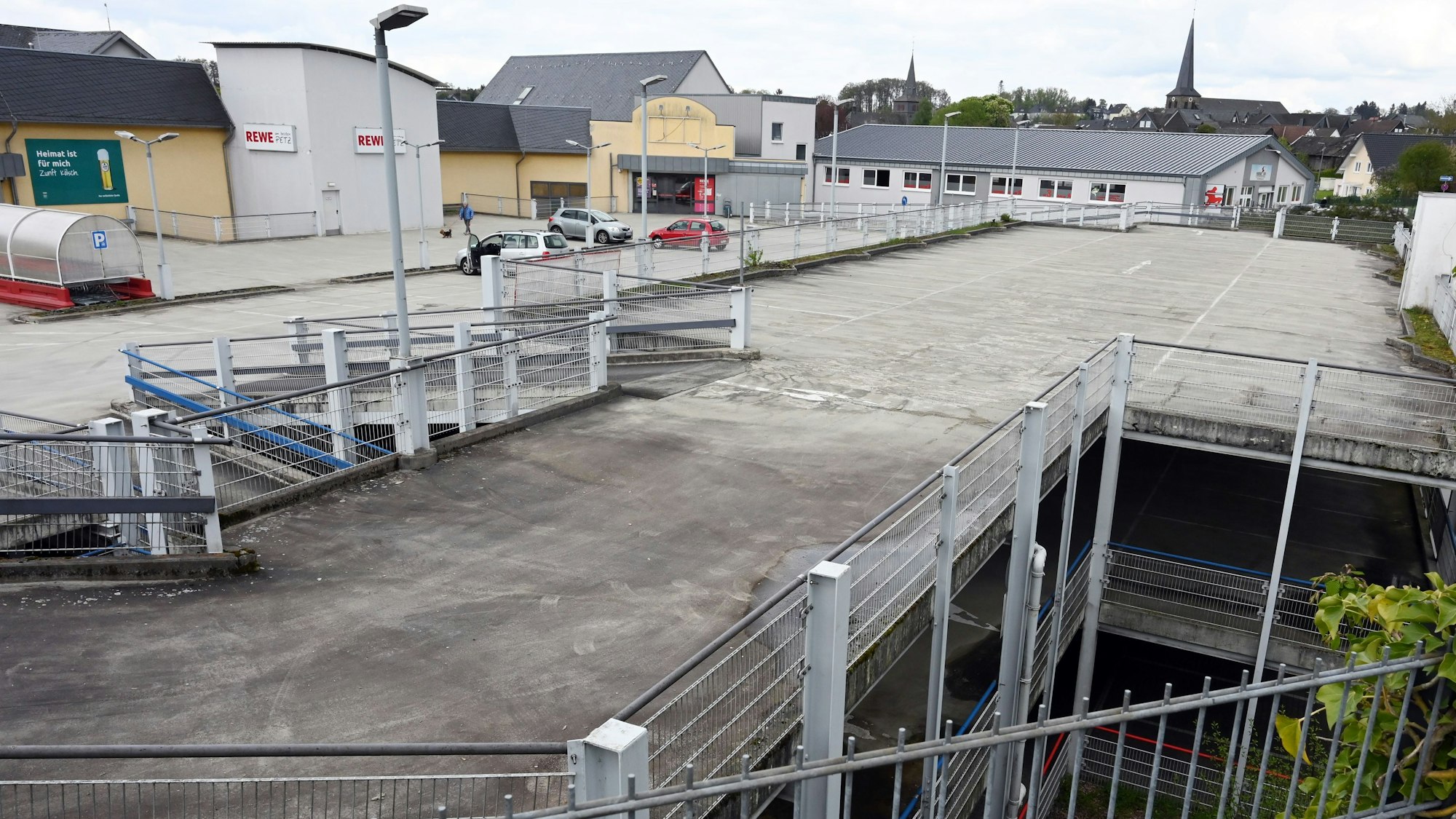 In Waldbröl krempelt die Petz-Rewe-GmbH ihre Filiale an der Gerberstraße völlig um, mit der Sanierung von Grund auf wird dort auch ein Parkhaus neu gebaut. Das alte wird ab dem kommenden Montag abgebrochen. Unser Foto zeigt die alten Parkdecks.
