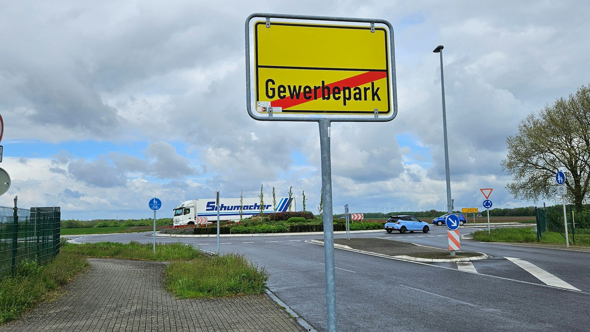 Das Foto zeigt den Kreisverkehr vor dem Bergheimer Gewerbepark.