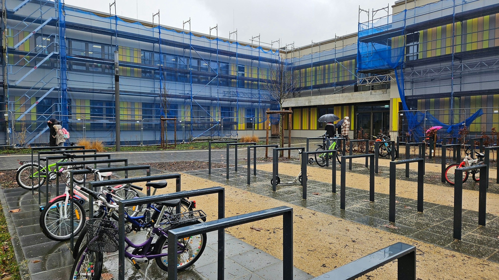 Ein Schulgebäude ist eingerüstet.