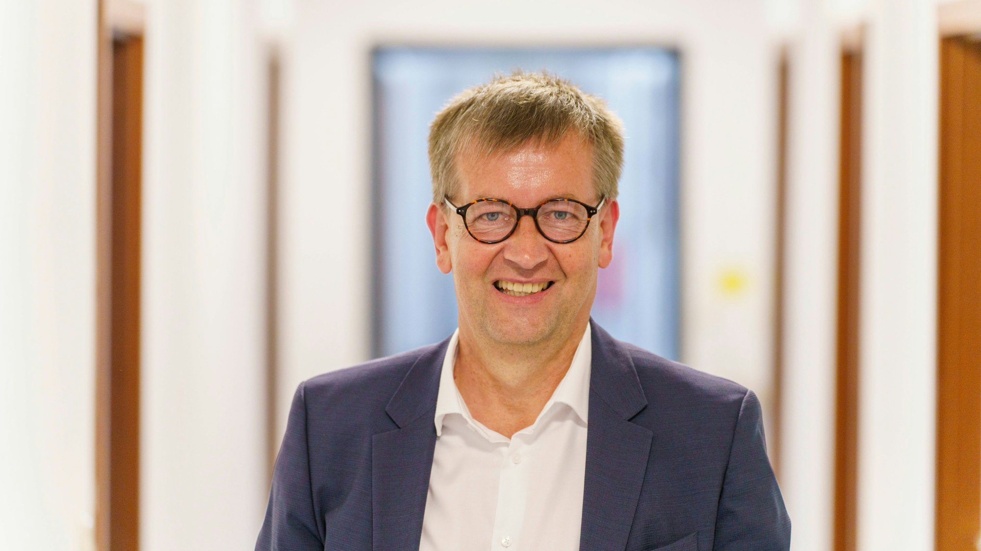 Burkhard Blienert beim Besuch einer Einrichtung.