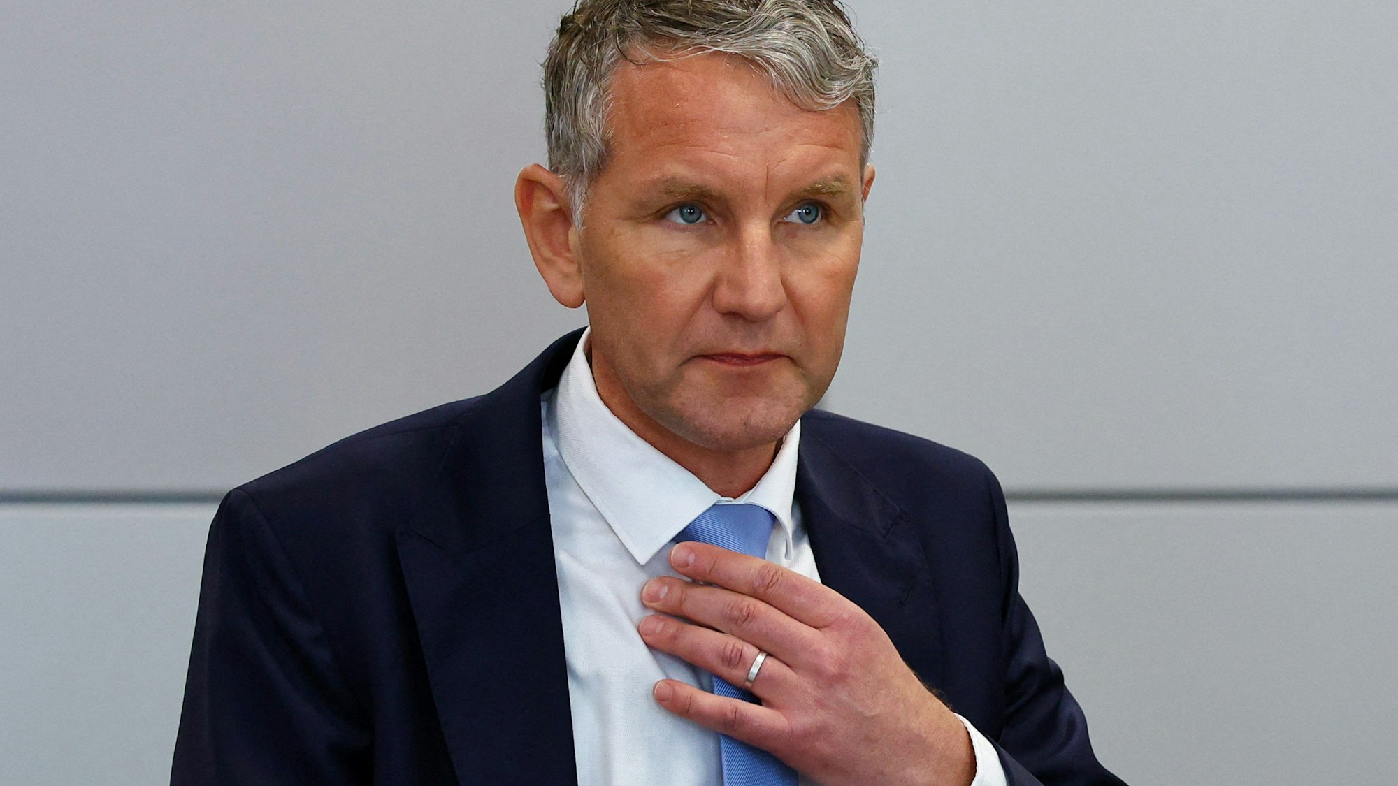 18.04.2024, Sachsen-Anhalt, Halle: Björn Höcke (AfD) sitzt während seines Prozesses im Landgericht Halle im Gerichtssaal