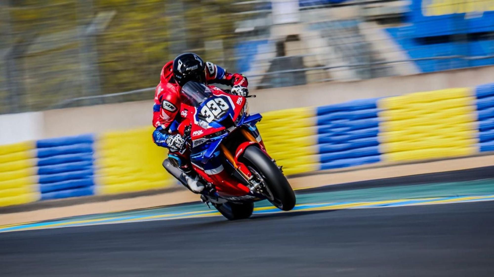 Florian Alt fährt mit leicht erhobenen Vorderrad auf seiner Honda über die Rennstrecke in Le Mans.