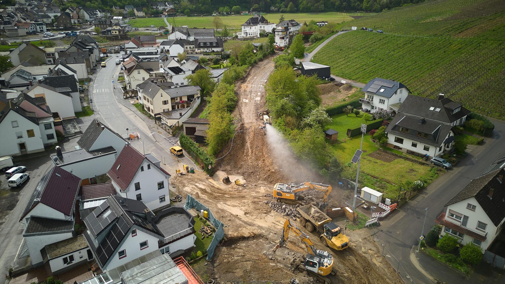 18.04.2024 Walporzheim: Mit schwerem Gerät wird an der Ahr der Wiederaufbau der Bahnstrecke vorangetrieben. Im Juli 2021 hatte die Flutkatastrophe gewaltige Schäden hinterlassen, 135 Menschen kamen ums Leben.