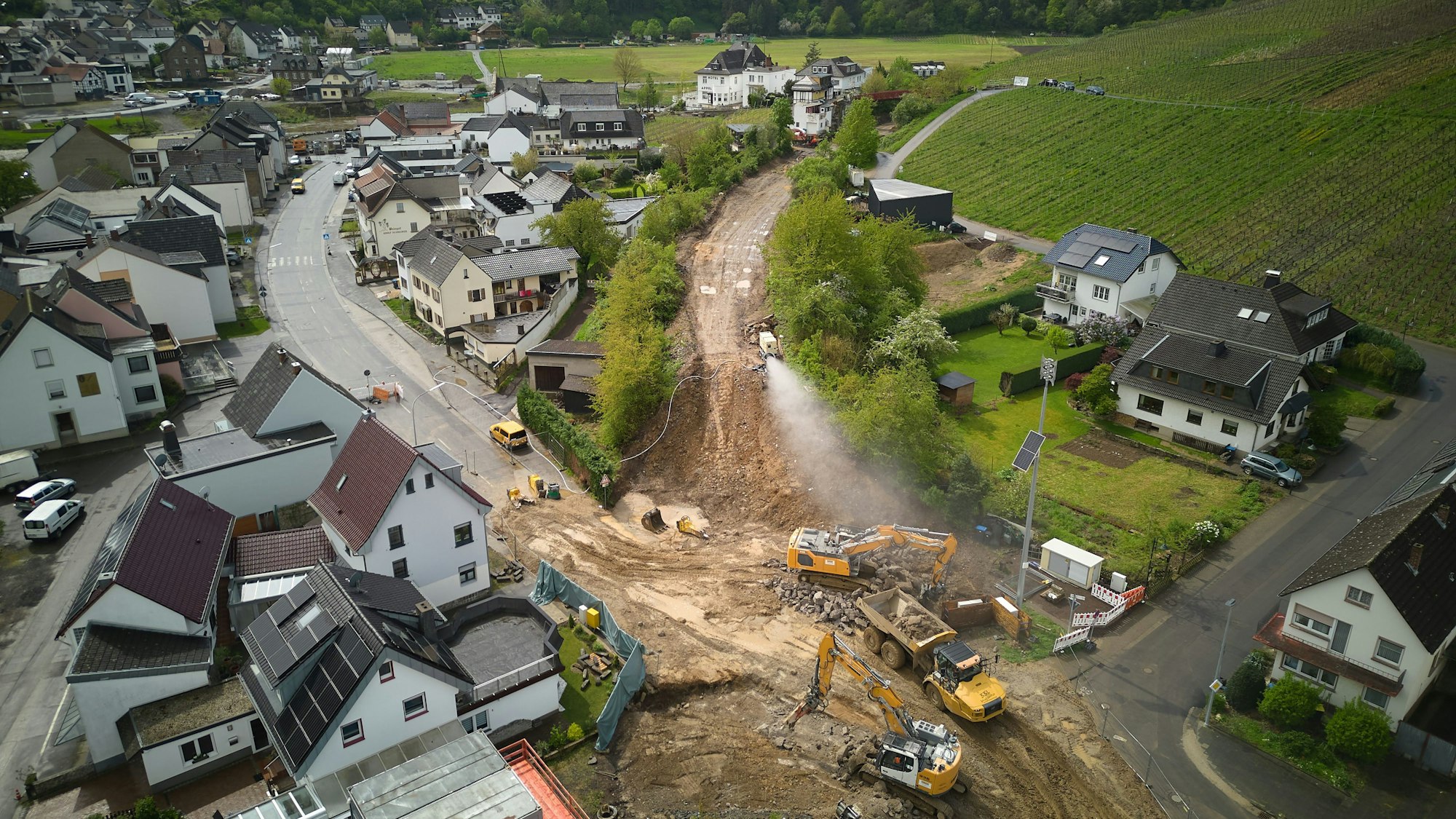 18.04.2024 Walporzheim: Mit schwerem Gerät wird an der Ahr der Wiederaufbau der Bahnstrecke vorangetrieben. Im Juli 2021 hatte die Flutkatastrophe gewaltige Schäden hinterlassen, 135 Menschen kamen ums Leben.
