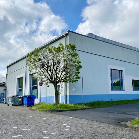 Auf dem Foto ist das Schulschwimmbad in Wesseling von außen zu sehen.