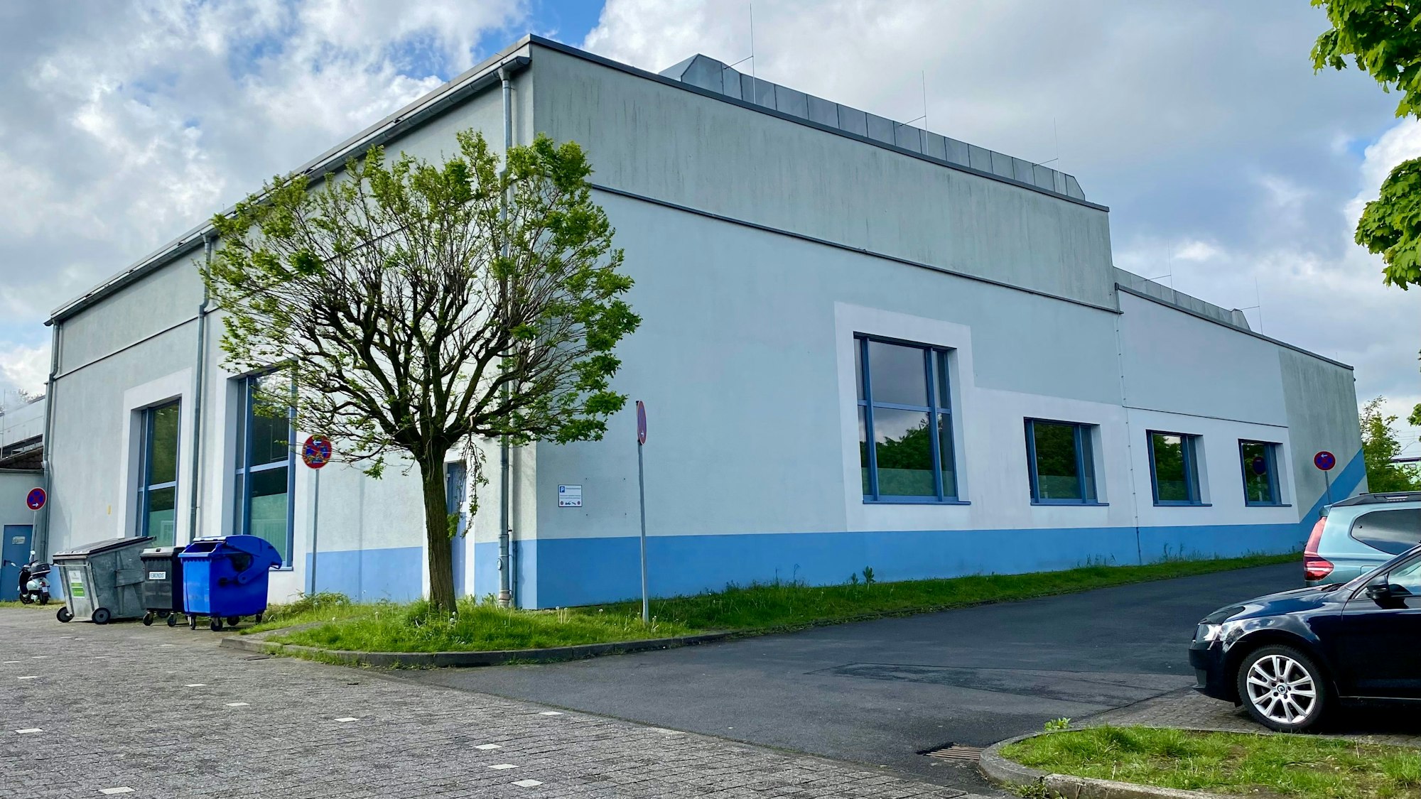 Auf dem Foto ist das Schulschwimmbad in Wesseling von außen zu sehen.