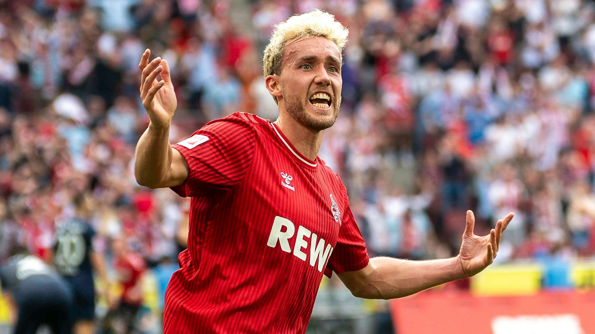 Luca Waldschmidt gestikuliert nach seinem Treffer.