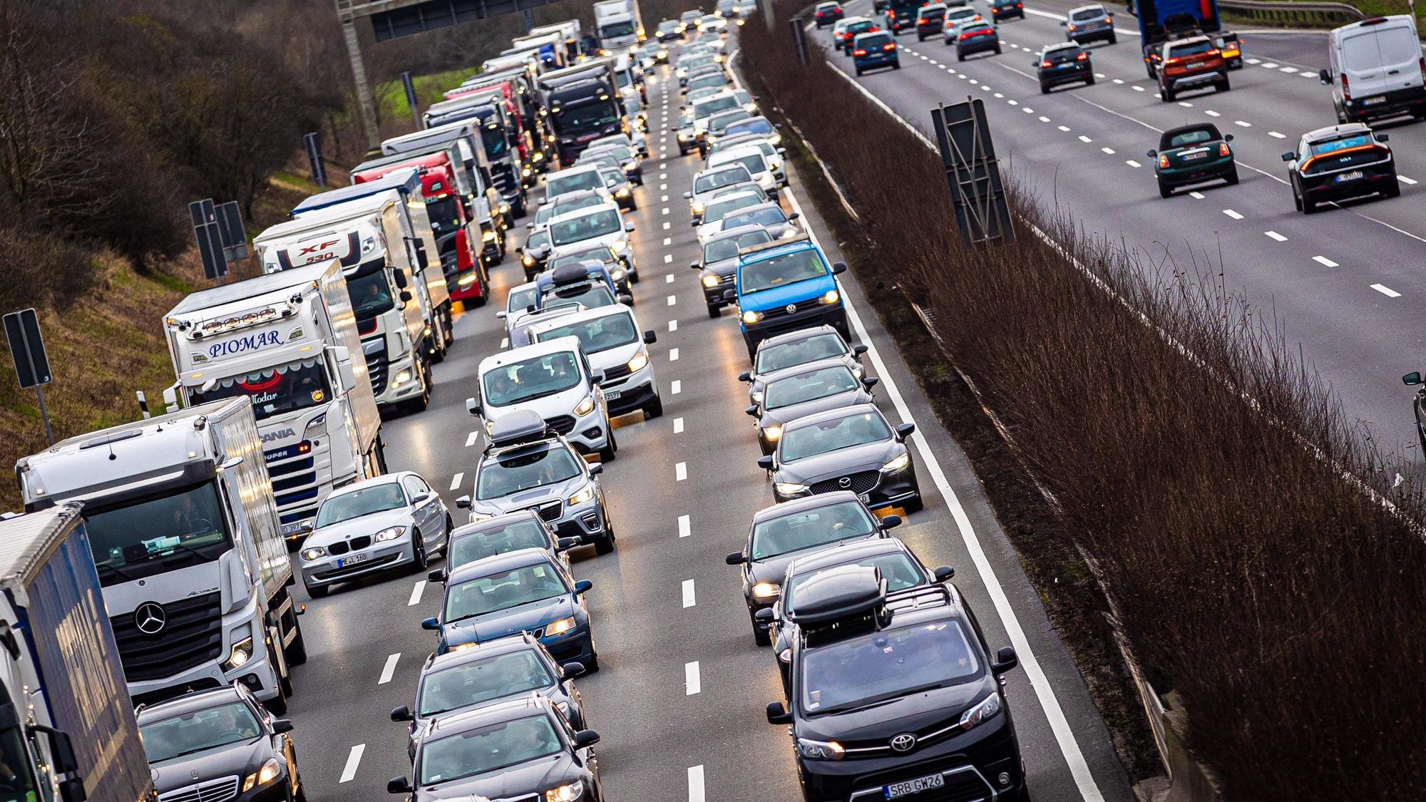 Ein langer Stau bildet sich auf der A2 in einem Streckenabschnitt in Nordrhein-Westfalen. (Symbolbild)