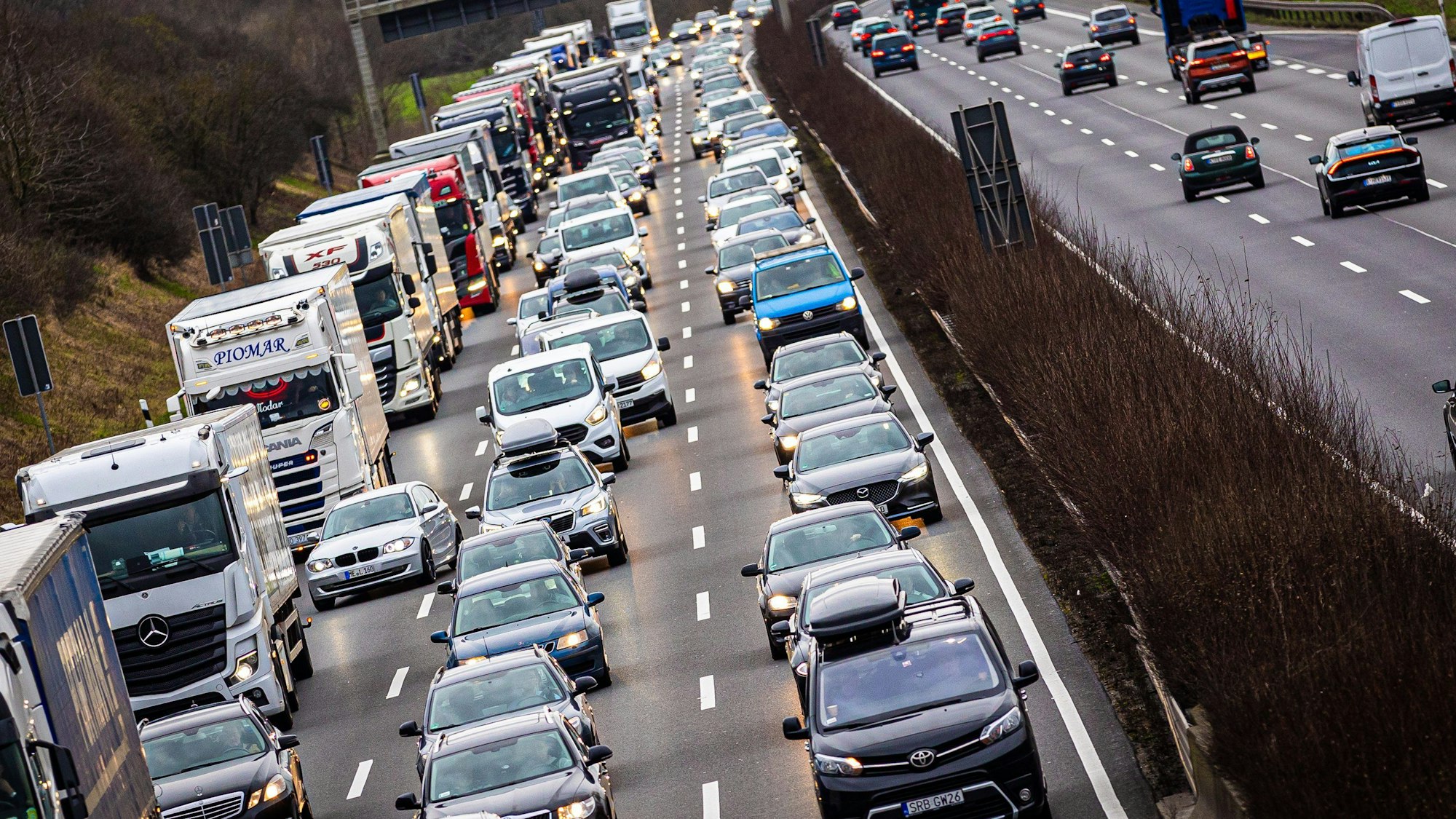 Ein langer Stau bildet sich auf der A2 in einem Streckenabschnitt in Nordrhein-Westfalen. (Symbolbild)