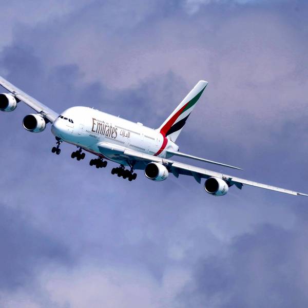 Ein Airbus A380 der arabischen Fluggesellschaft Emirates im Landeanflug während eins Unwetters. Das Flugzeug liegt schräg in der Luft. (Symbolbild)