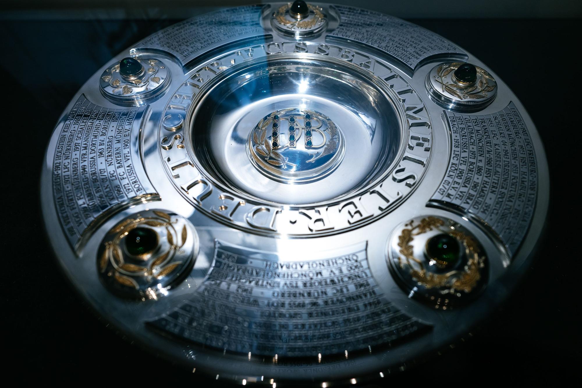 Als der FC noch Meister wurde, hielten die Spieler die von Treskow geschaffene Schale in Händen.