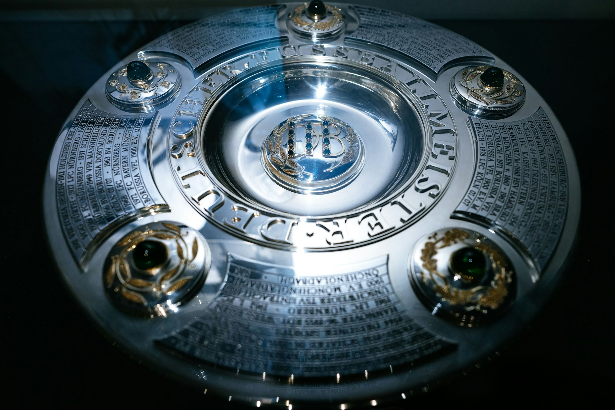 Als der FC noch Meister wurde, hielten die Spieler die von Treskow geschaffene Schale in Händen.