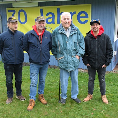 Die Verantwortlichen des MSC Euskirchen-Euenheim posieren vor einem Plakat, das auf das 70-jährige Bestehen hinweist.