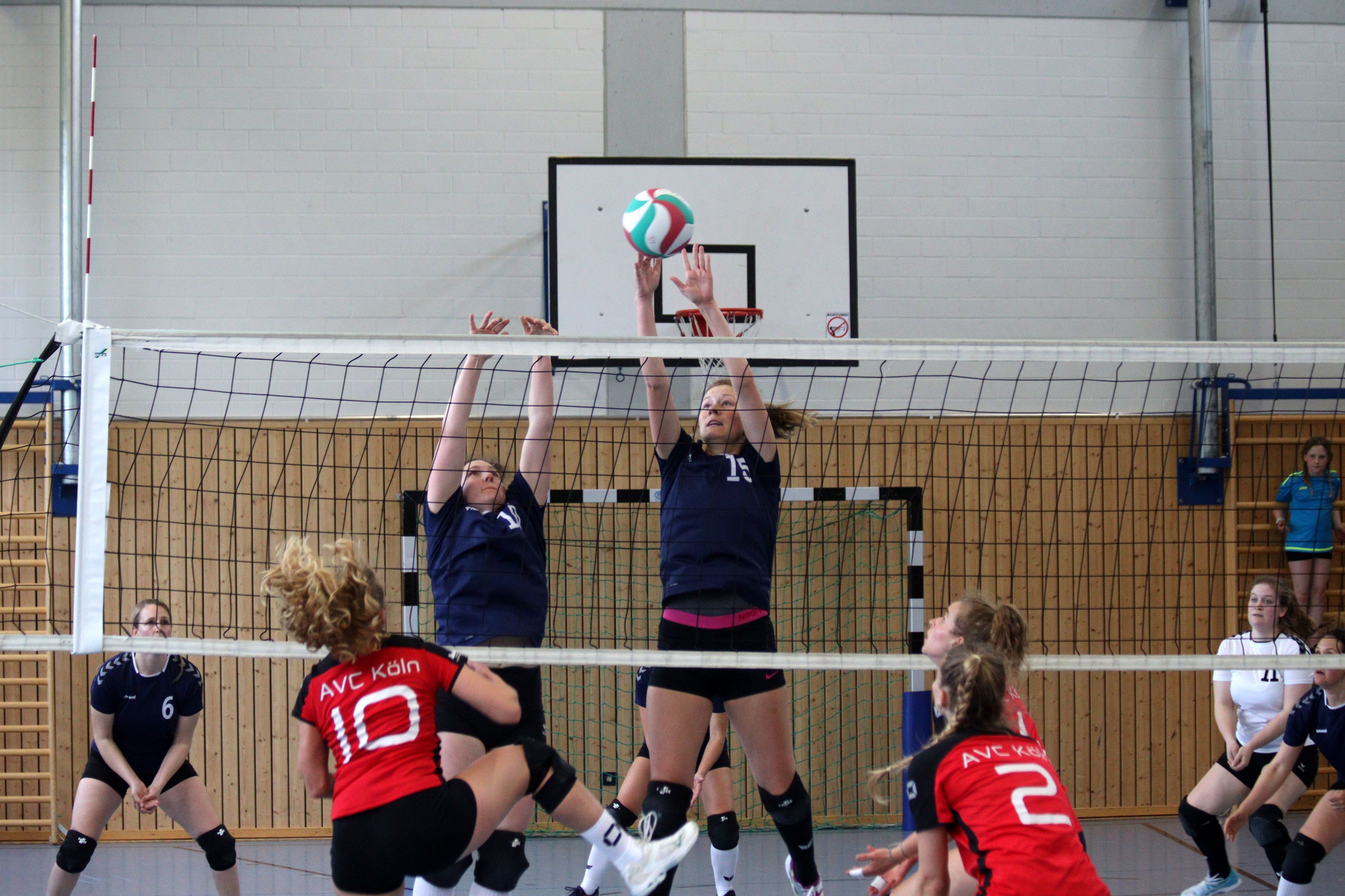 Spielerinnen des TV Stotzheim blocken einen Ball des AVC Köln.