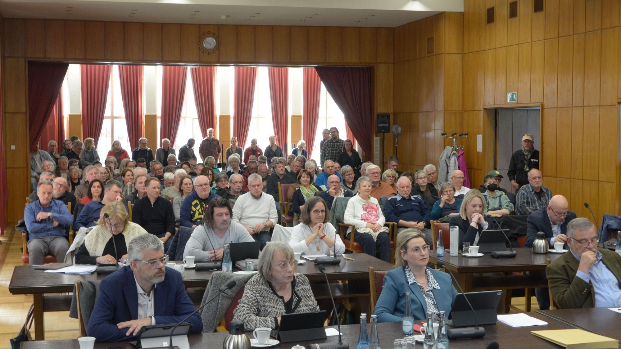 Hinter den Mitgliedern der Verbandsversammlung sitzen im Euskirchener Ratssaal zahlreiche Zuhörerinnen und Zuhörer.