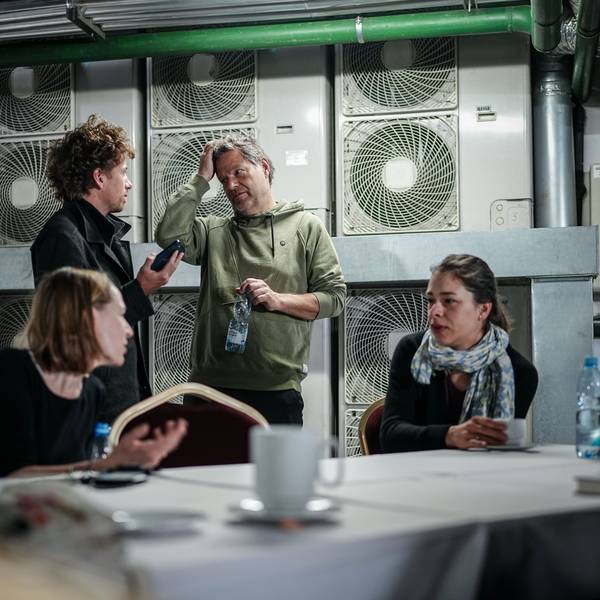 Vizekanzler Robert Habeck (Grüne) steht am Freitag (19. April) nach einem Luftalarm in Kiew in einem Schutzbunker. In den frühen Morgenstunden war vor schweren russischen Luftangriffen in der Ukraine gewarnt worden.