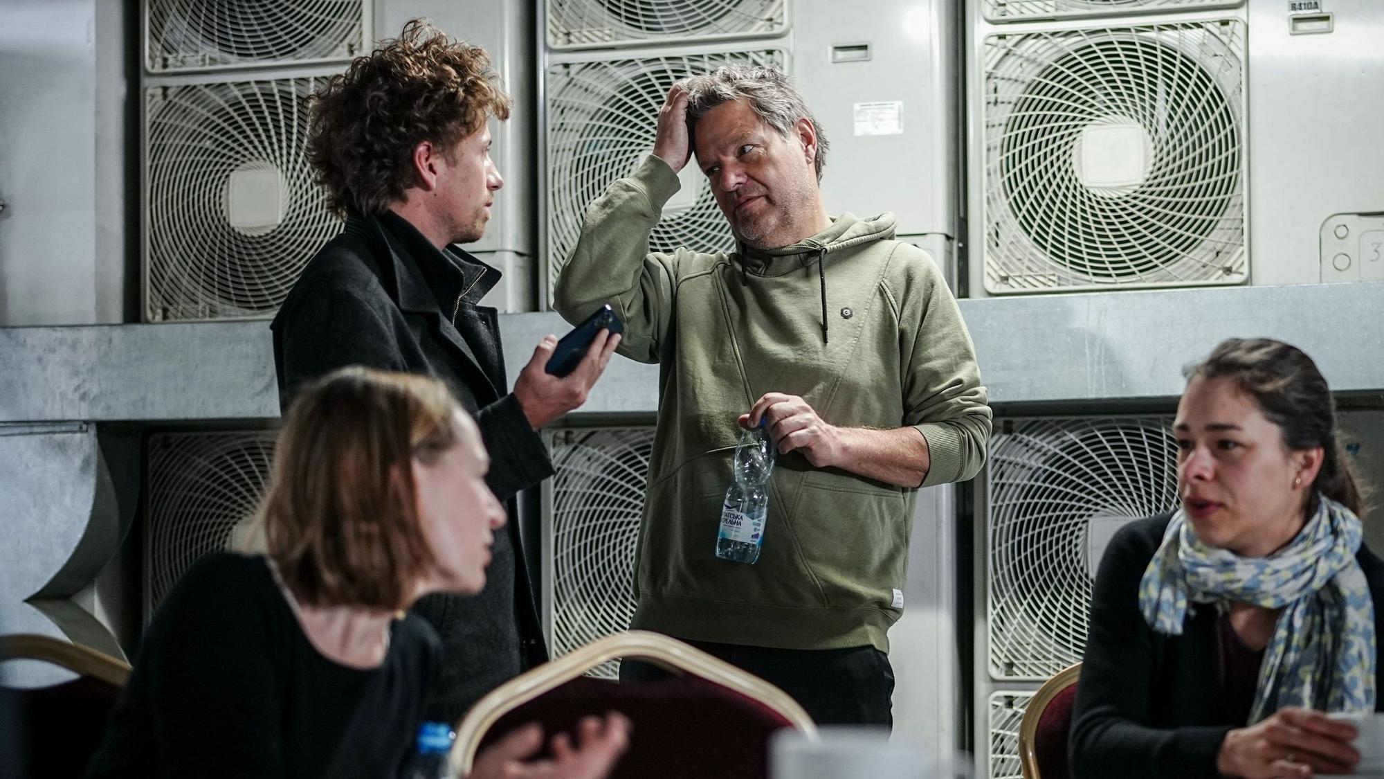 Vizekanzler Robert Habeck (Grüne) steht am Freitag (19. April) nach einem Luftalarm in Kiew in einem Schutzbunker. In den frühen Morgenstunden war vor schweren russischen Luftangriffen in der Ukraine gewarnt worden.