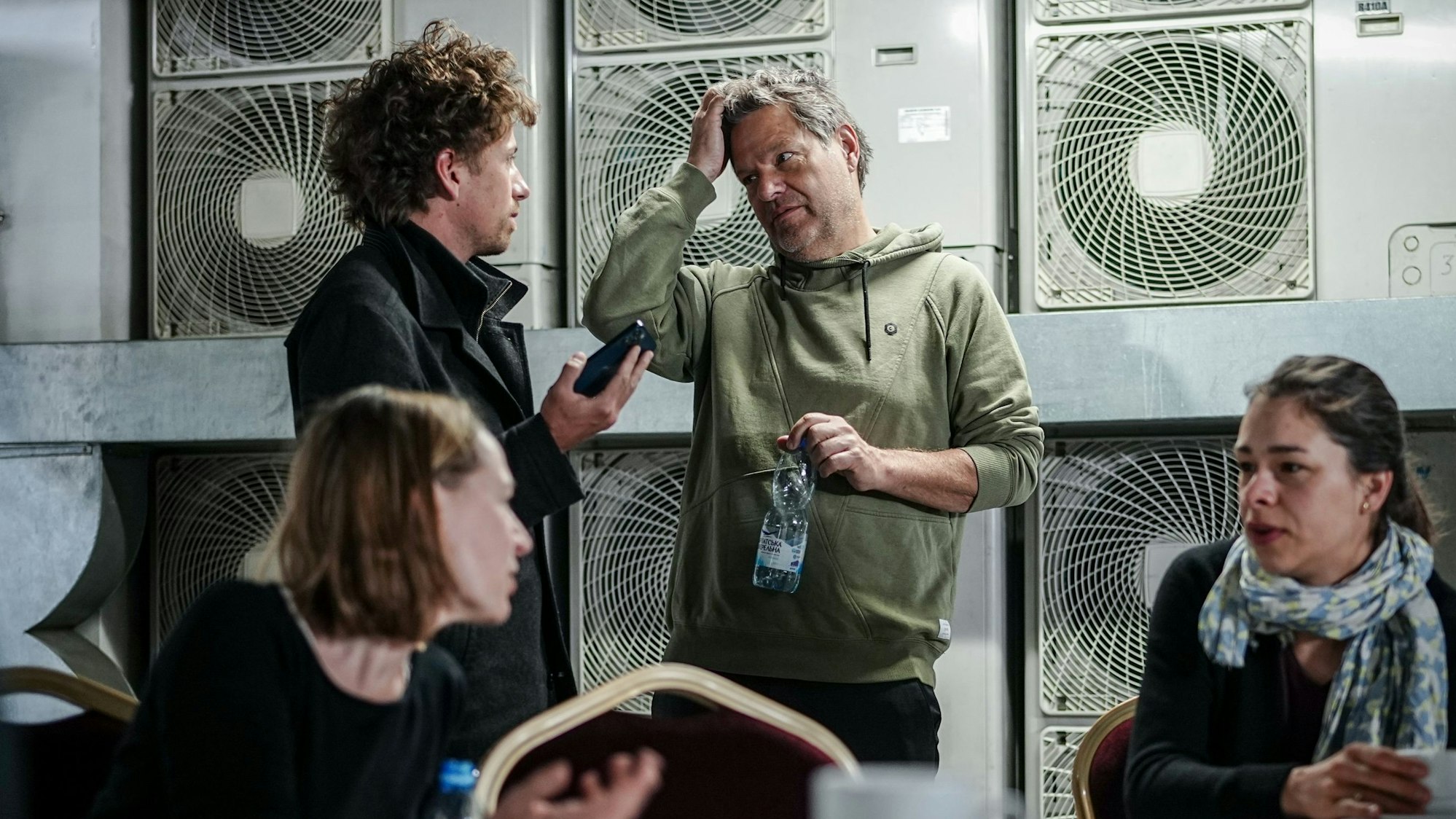 Vizekanzler Robert Habeck (Grüne) steht am Freitag (19. April) nach einem Luftalarm in Kiew in einem Schutzbunker. In den frühen Morgenstunden war vor schweren russischen Luftangriffen in der Ukraine gewarnt worden.