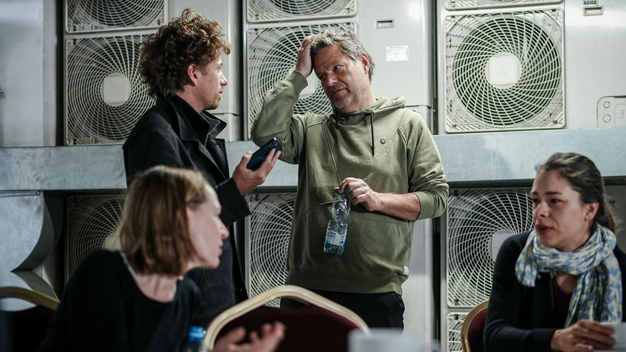 Vizekanzler Robert Habeck (Grüne) steht am Freitag (19. April) nach einem Luftalarm in Kiew in einem Schutzbunker. In den frühen Morgenstunden war vor schweren russischen Luftangriffen in der Ukraine gewarnt worden.