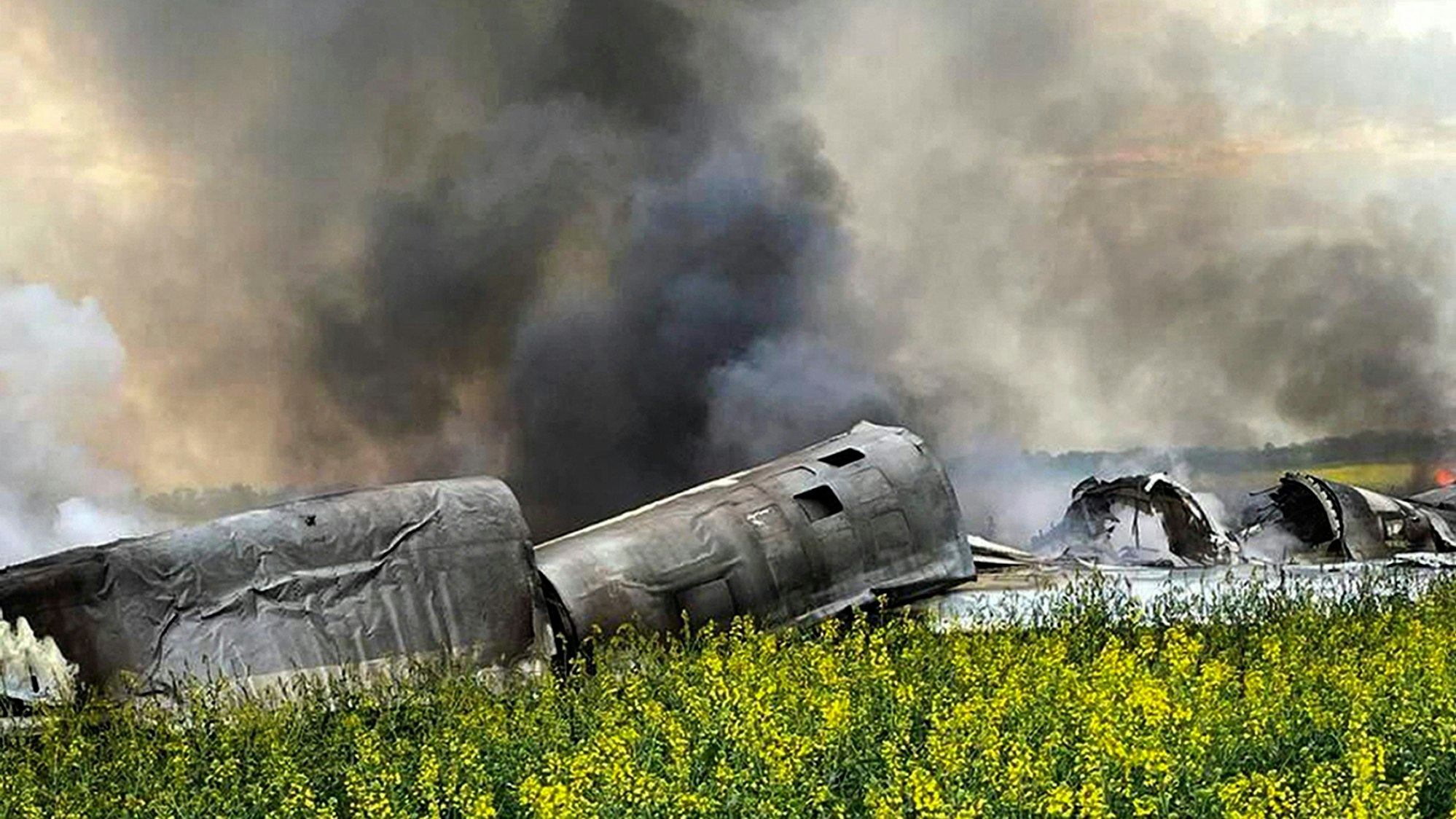Das Wrack des Überschallbombers vom Typ Tupolew Tu-22M3 nahe Stawropol. Die Ukraine spricht von einem Abschuss, in Moskau ist die Rede von einem Absturz.