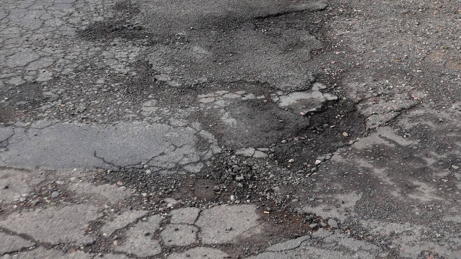 Die Schlaglöcher als Folge von Frost werden in der Stadt je nach Bedeutung der einzelnen Straßen geschlossen. Foto: Uwe Schäfer