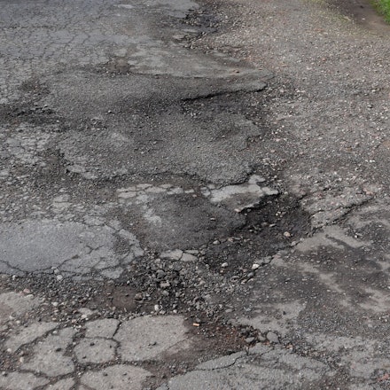 Die Schlaglöcher als Folge von Frost werden in der Stadt je nach Bedeutung der einzelnen Straßen geschlossen. Foto: Uwe Schäfer