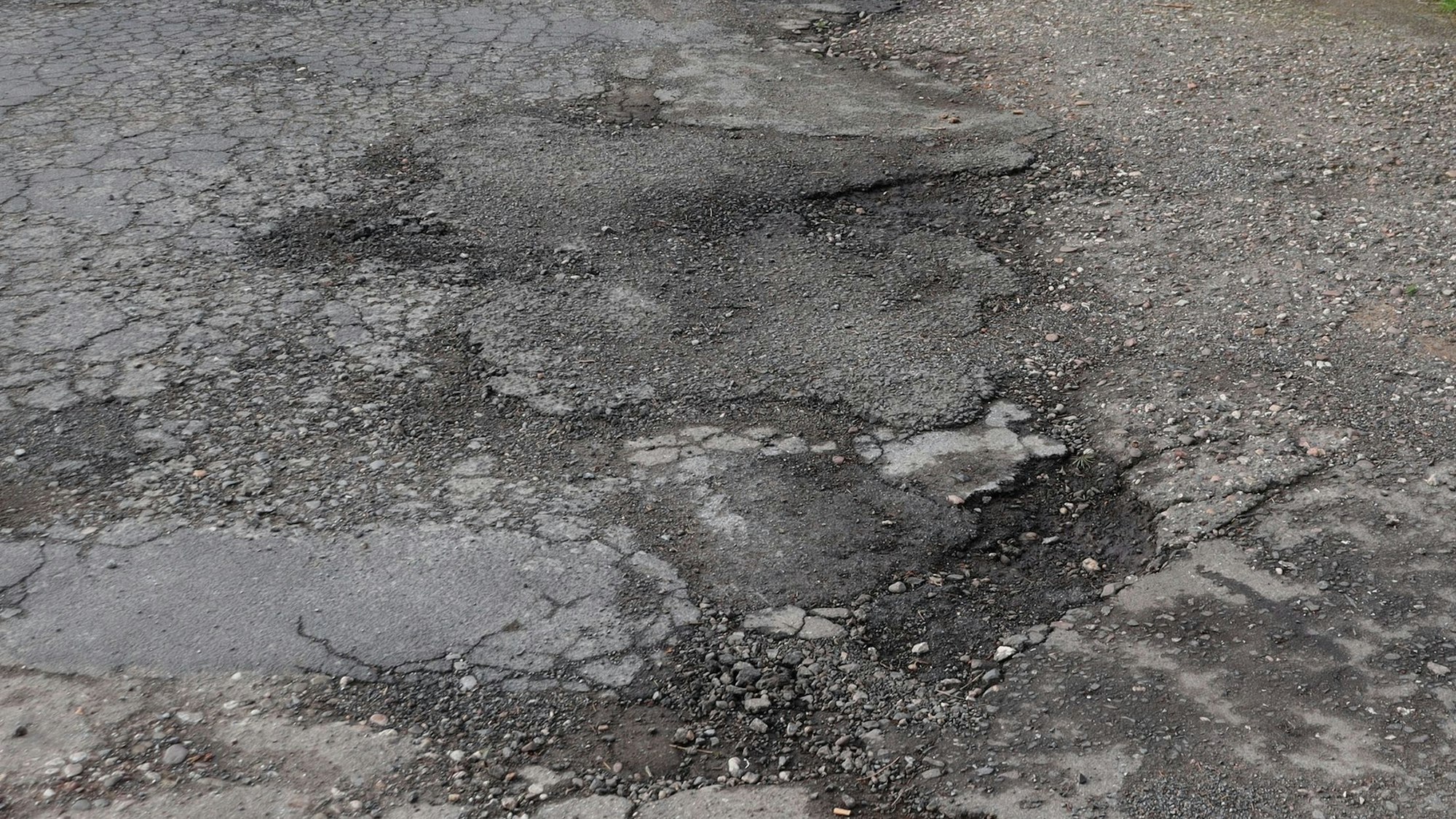 Die Schlaglöcher als Folge von Frost werden in der Stadt je nach Bedeutung der einzelnen Straßen geschlossen. Foto: Uwe Schäfer