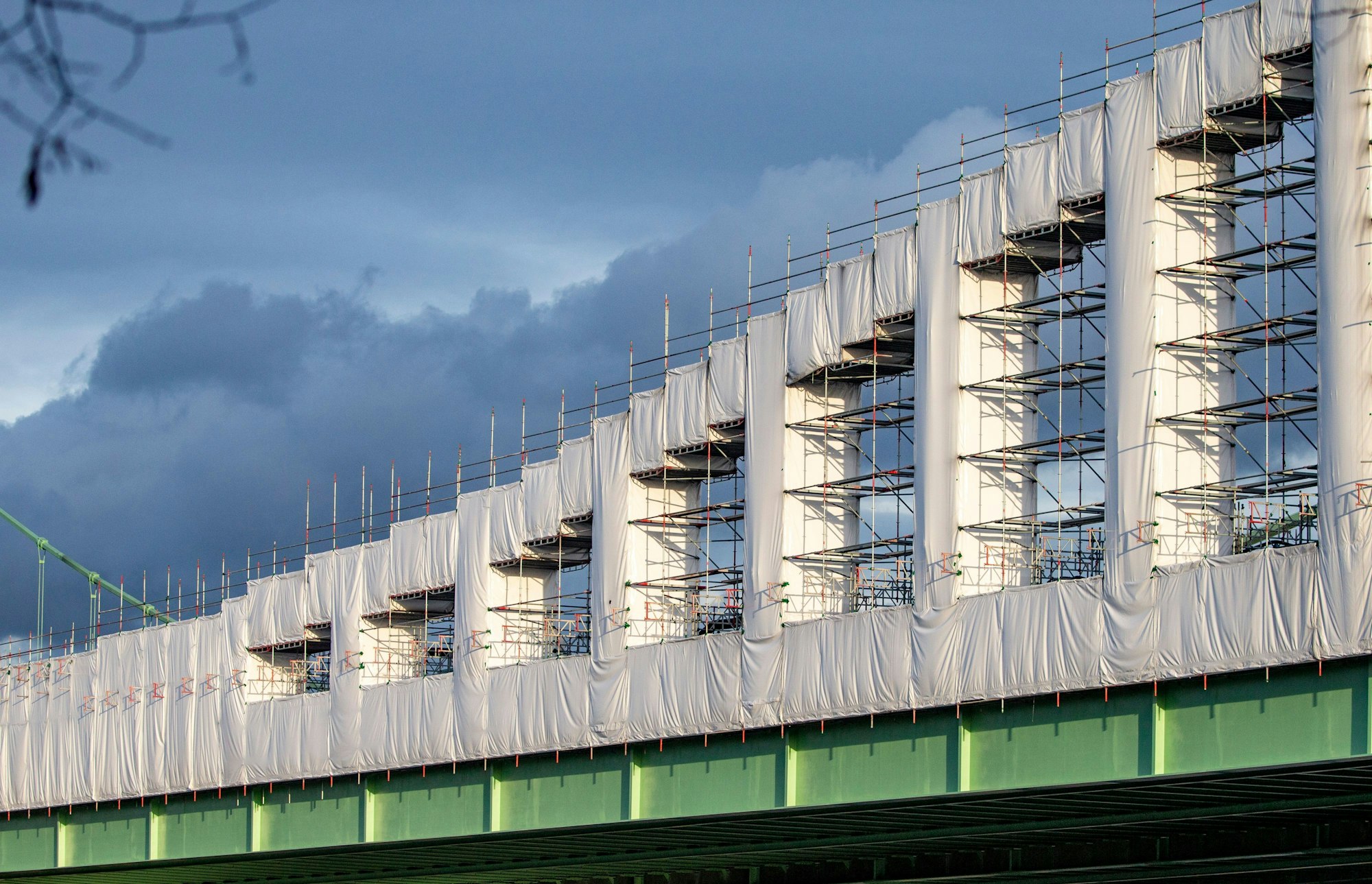 Die verkleidete Rodenkirchener Brücke.