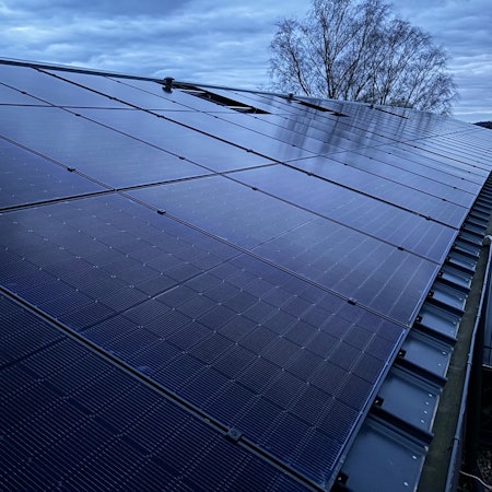 Das Foto zeigt Solarmodule auf dem Dach des Dietrich-Bonhoeffer-Gymnasiums Bergisch Gladbach