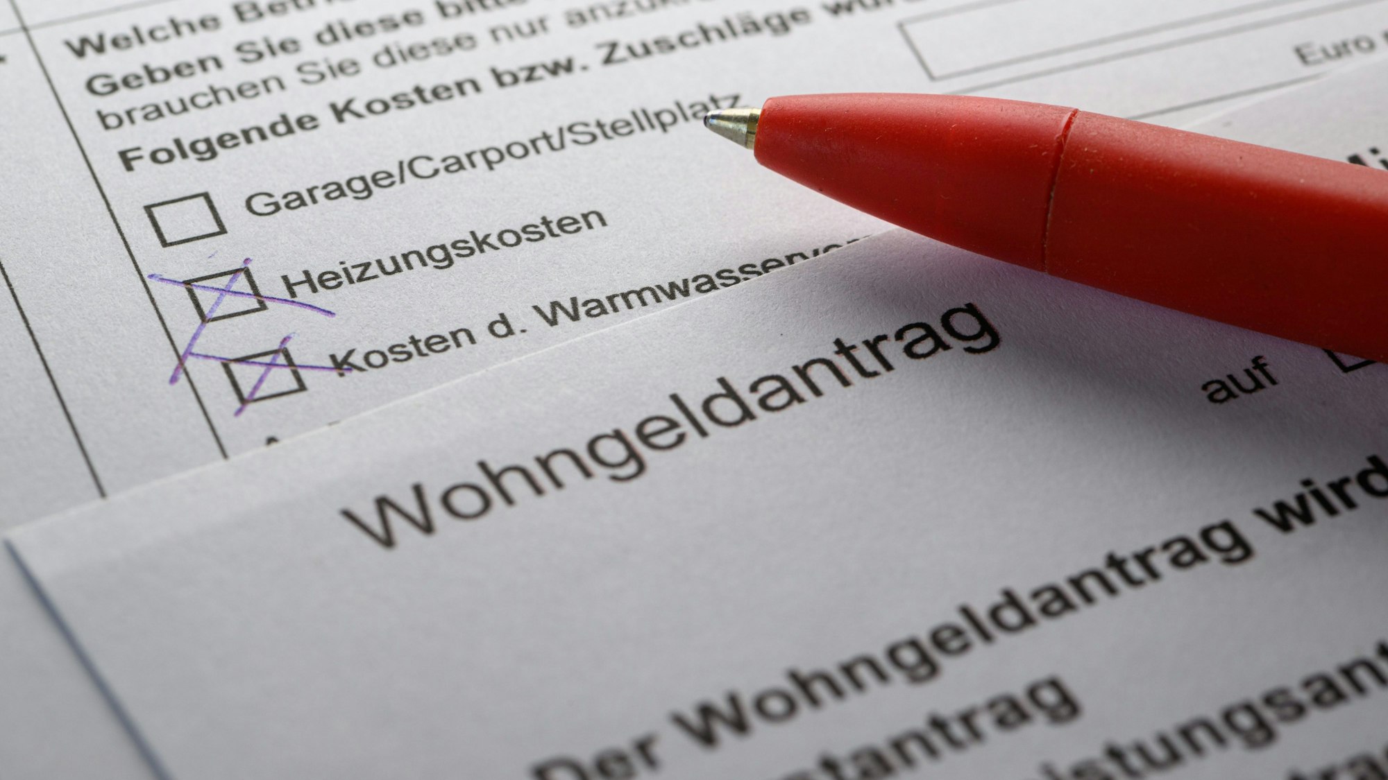 ARCHIV - 11.08.2022, Sachsen-Anhalt, Dresden: Ein Stift liegt auf einem Wohngeldantrag auf einem Tisch (gestellte Szene).