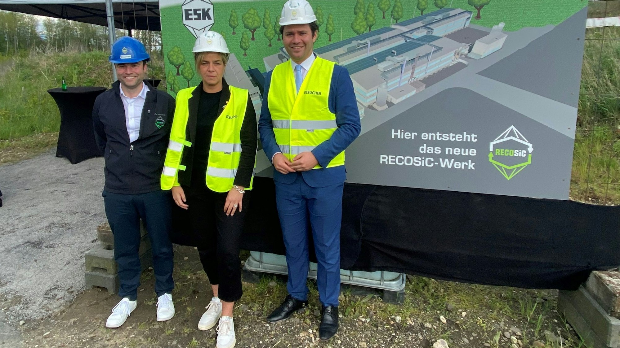 Auf dem Bild sind Geschäftsführer Matthias Hausmann, NRW-Ministerin Mona Neubauer und Thomas Okos zu sehen.