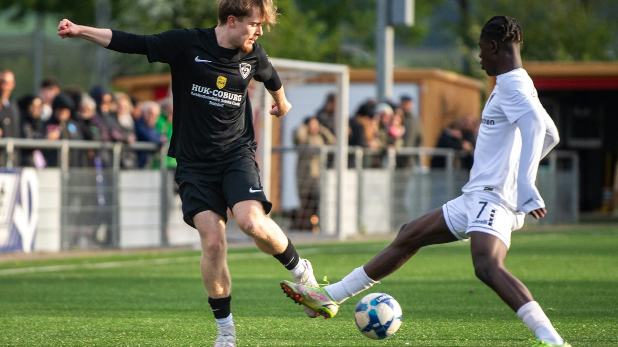 Das Bild zeigt den Zweikampf: Tim Krämer legt sich den Ball am Gegenspieler vorbei.