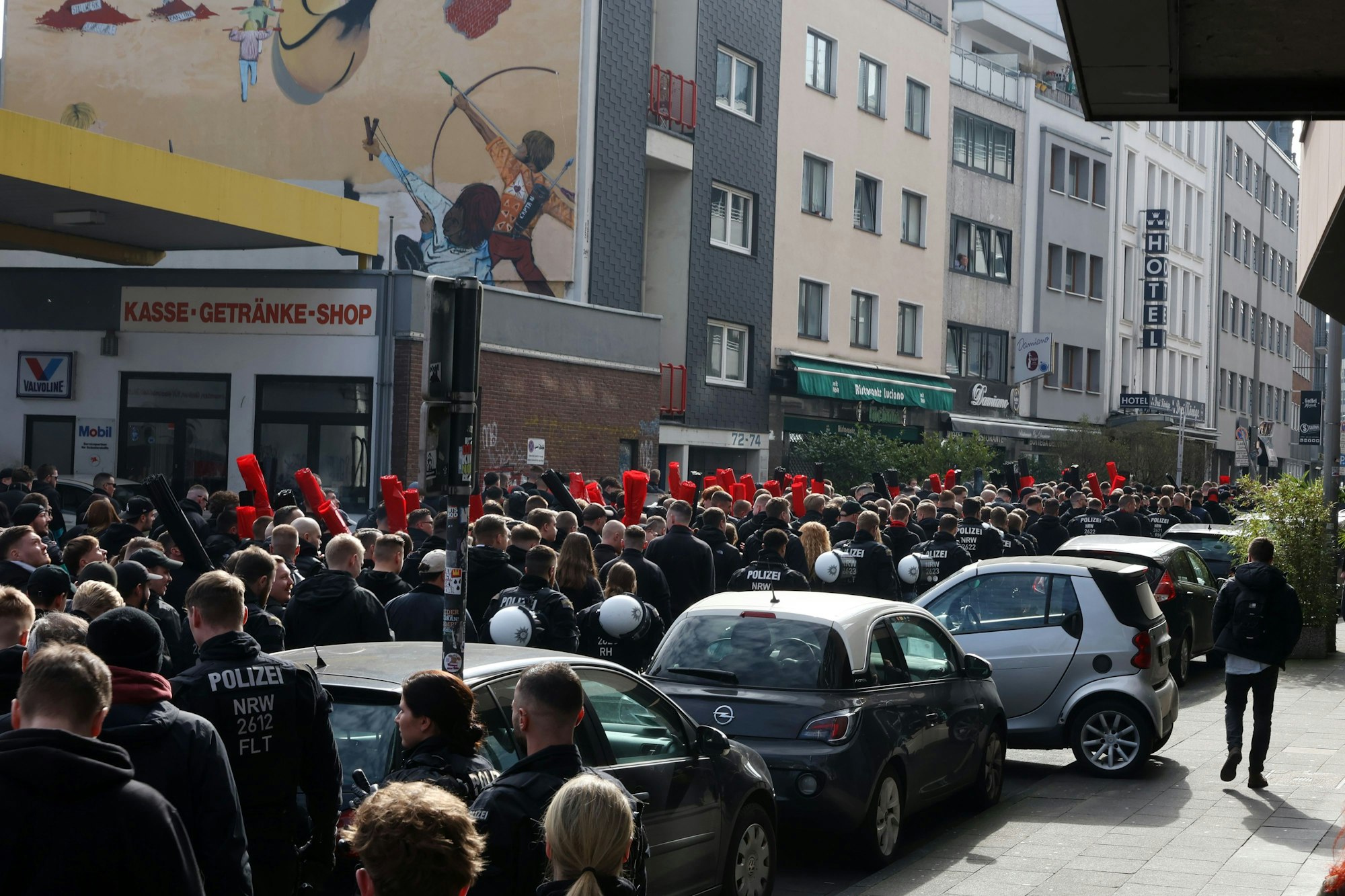 Leverkusener Ultra-Fans vor dem Derby gegen den 1. FC Köln.