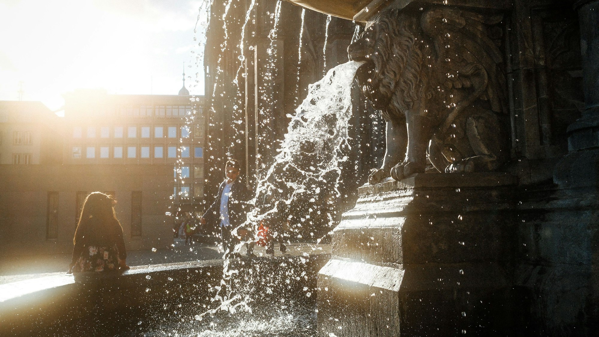 Der Petrusbrunnen vor dem Kölner Dom