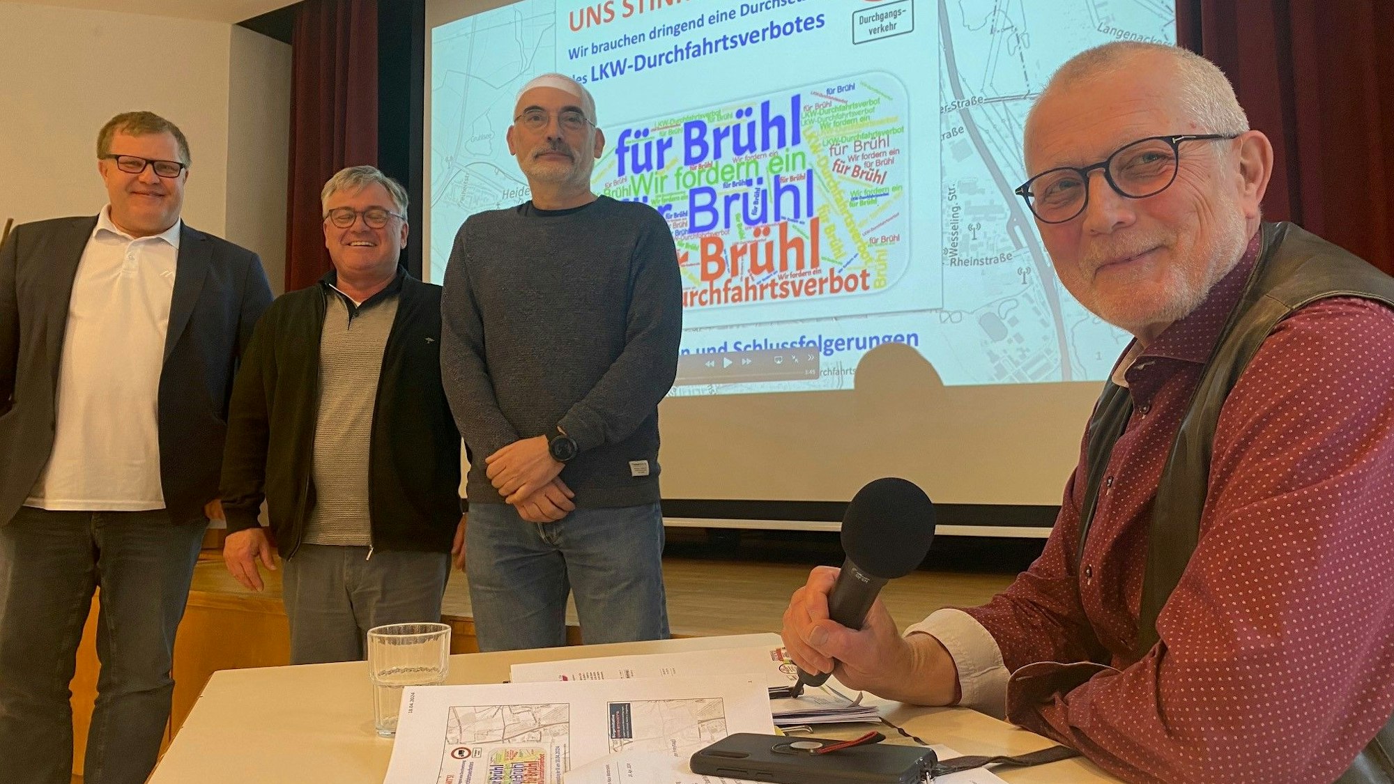 Zu sehen sind einige Teilnehmer der Veranstaltung im Haus Wetterstein.